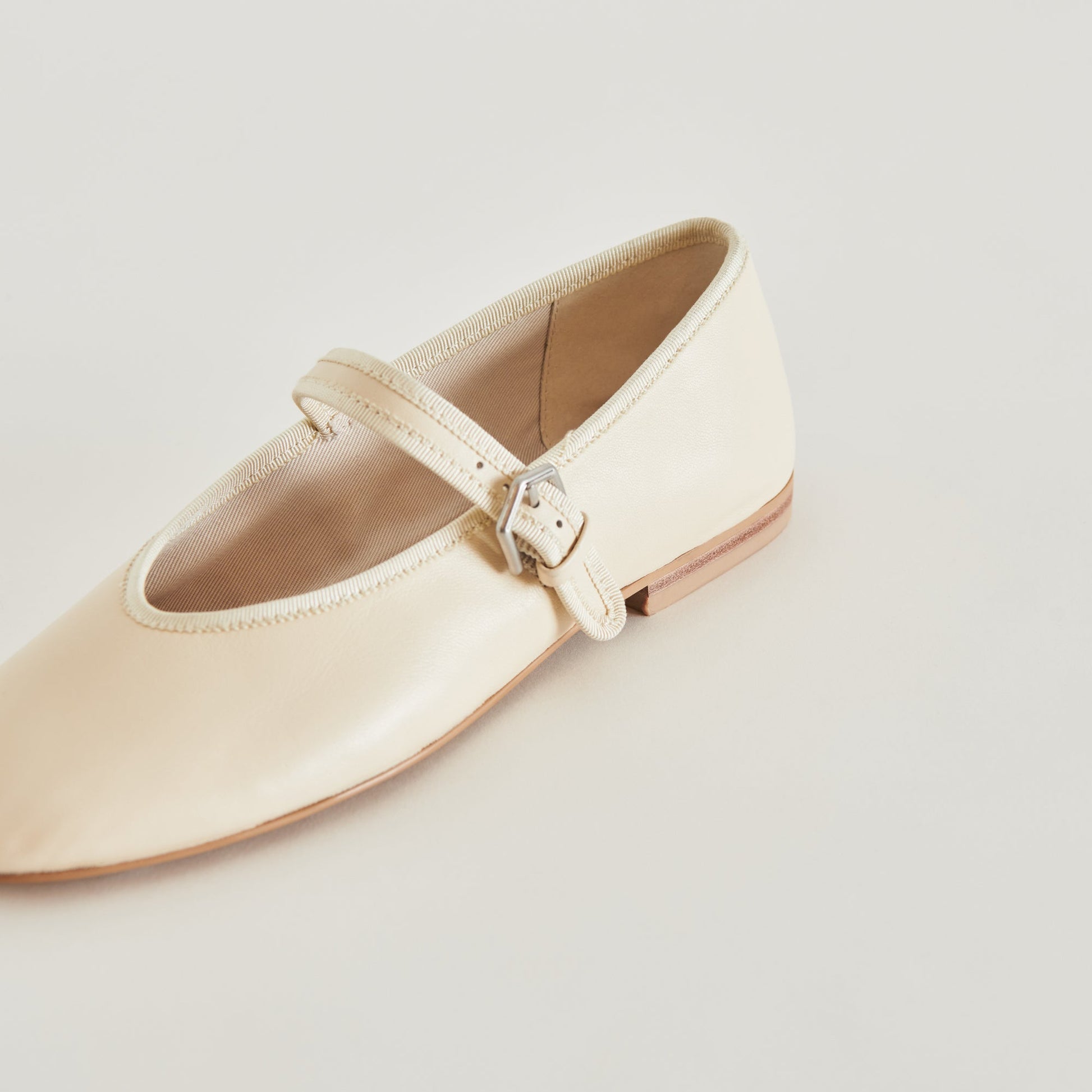 ROSLYN BALLET FLATS CREME LEATHER Dolce Vita