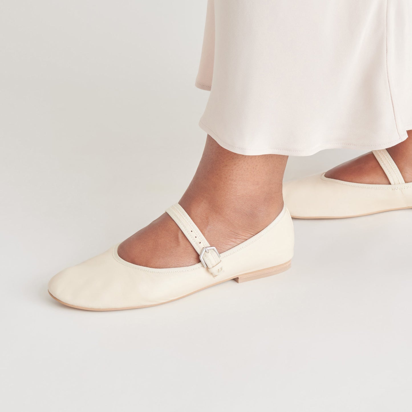 ROSLYN BALLET FLATS CREME LEATHER Dolce Vita