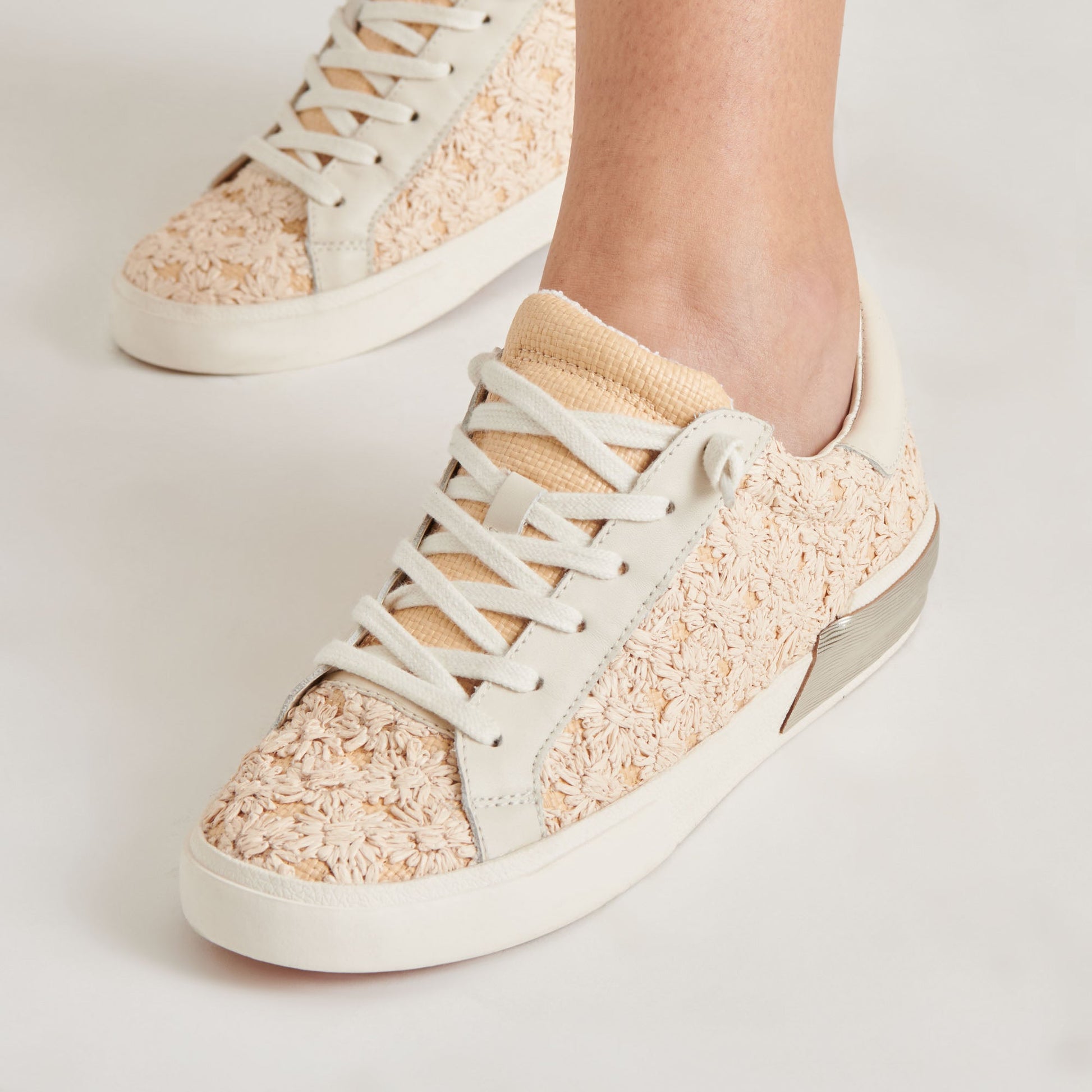 ZINA FLORAL SNEAKERS CREME FLORAL RAFFIA Dolce Vita